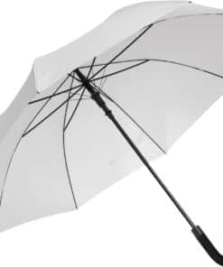 vitt paraply bröllop med brudpar under paraply i regn