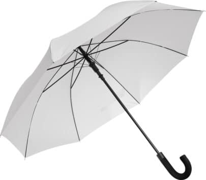 vitt paraply bröllop med brudpar under paraply i regn