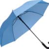 ljusblått stort paraply med vattenavvisande duk och klassiskt krokhandtag