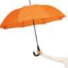 orange paraply med stor skärm och tydlig färg i regn