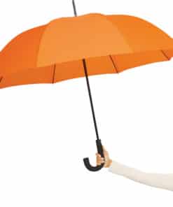 orange paraply med stor skärm och tydlig färg i regn