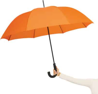 orange paraply med stor skärm och tydlig färg i regn
