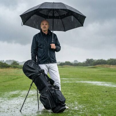 stort golfparaply med dobbelt baldakin i regn på golfbane