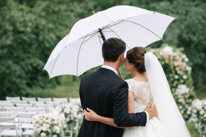 bröllop med vitt paraply