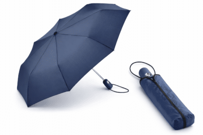 Kompaktparaply Hugo i navy blå med automatisk öppning och stängning via silverknapp 