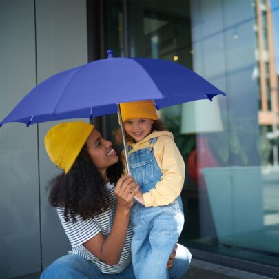blå børneparaply med klassisk form og børnevenligt håndtag