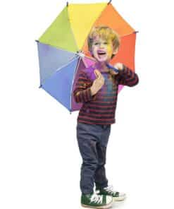 farverig børneparaply i regnbuefarver med buet håndtag