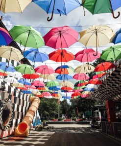 paraplyer över en gågata