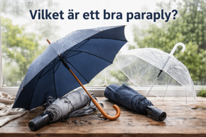 Paraplyer på et regnfuldt vindue