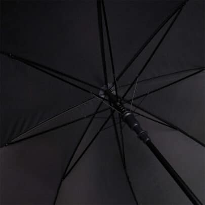 svart stort paraply undersida med metallribbor och stabil konstruktion